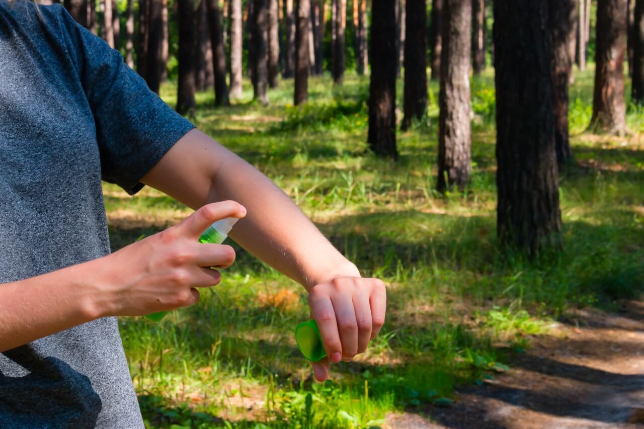 repel mosquitoes by using insect repellant